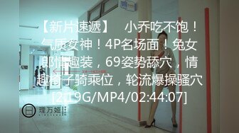 这妞够骚跟两个小哥玩3P，全程露脸丝袜情趣口交两个大鸡巴