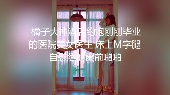 KTV厕所偷拍喝醉的美女趴在马桶上吐 来个捡尸的屌丝男把她内裤脱了想上她